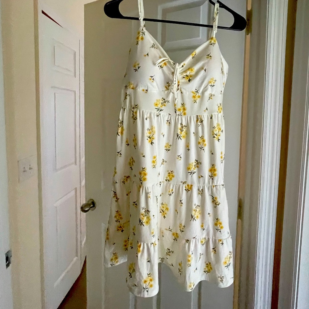 White floral flowy strap dress! 🌼